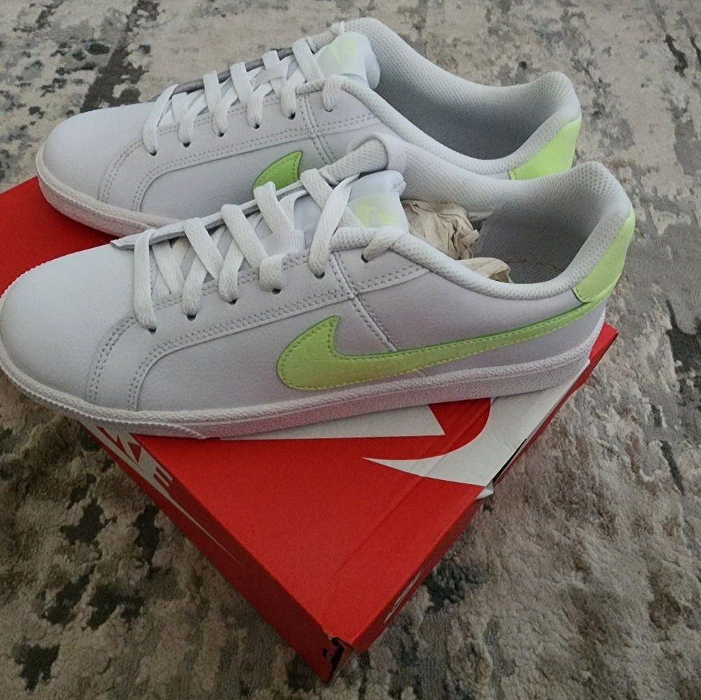 NWT Nike Women's Court Royale Size 9